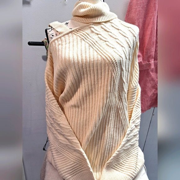 Cold shoulder turtleneck sweater - Picture 1 of 9